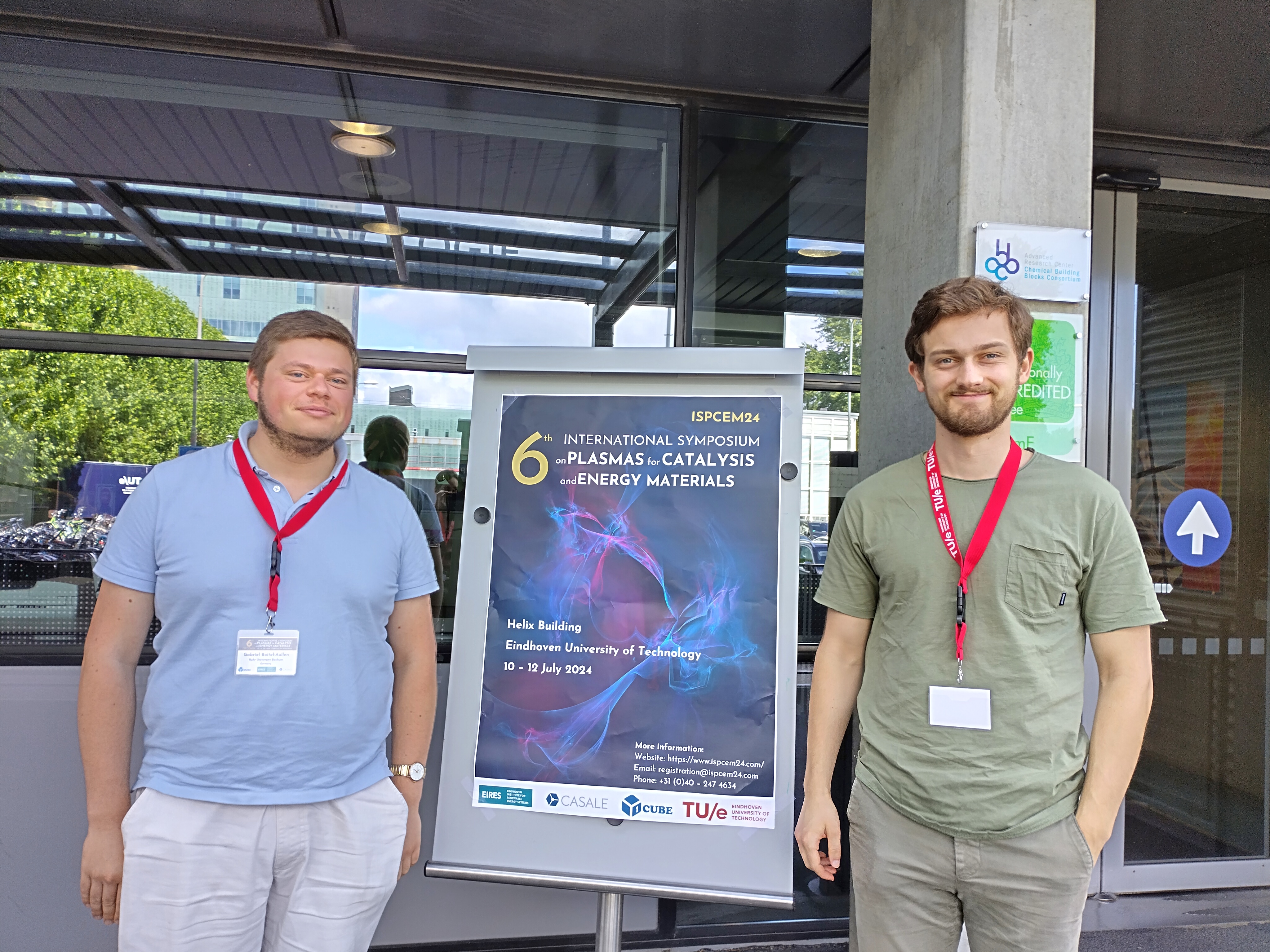 Gabriel and Steijn in next to a conference poster